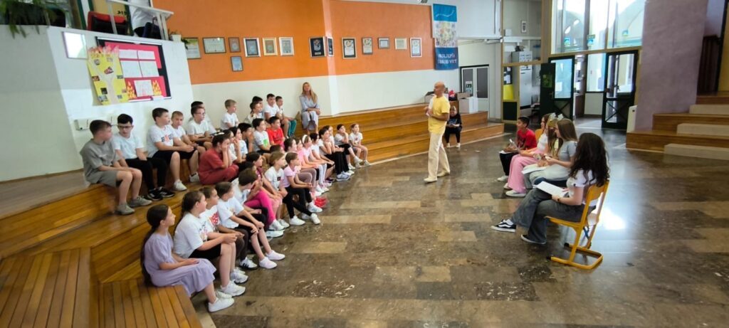 AVIN – djevojčica koja je tražila vjetar – gostovanje dramske družine u školskom atriju